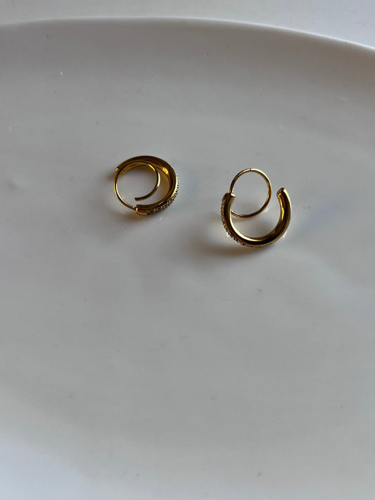 Curvy studs