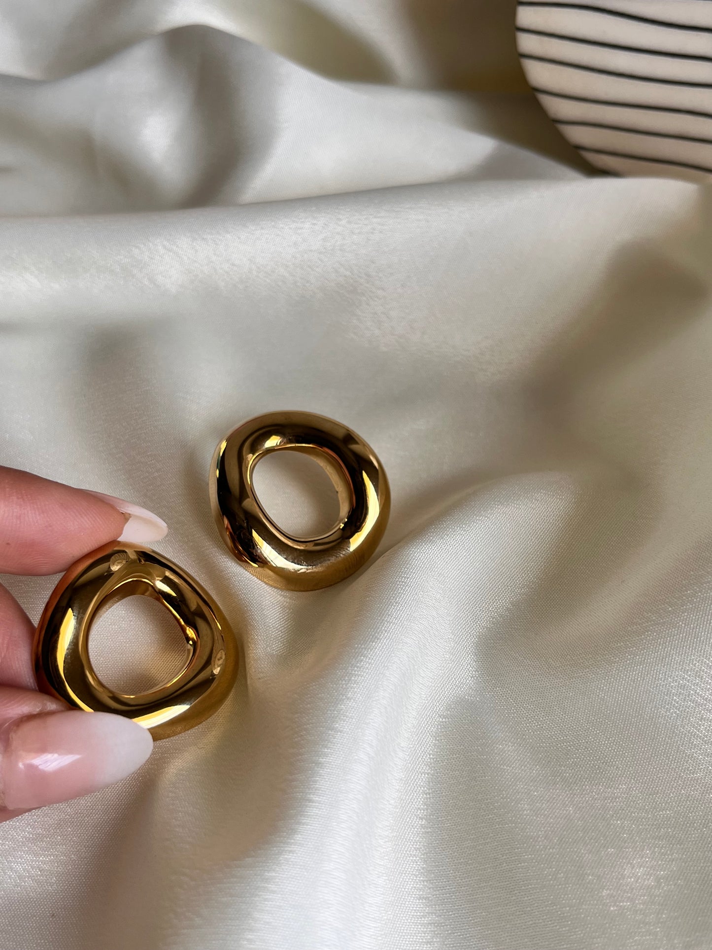 Classic Round Earings