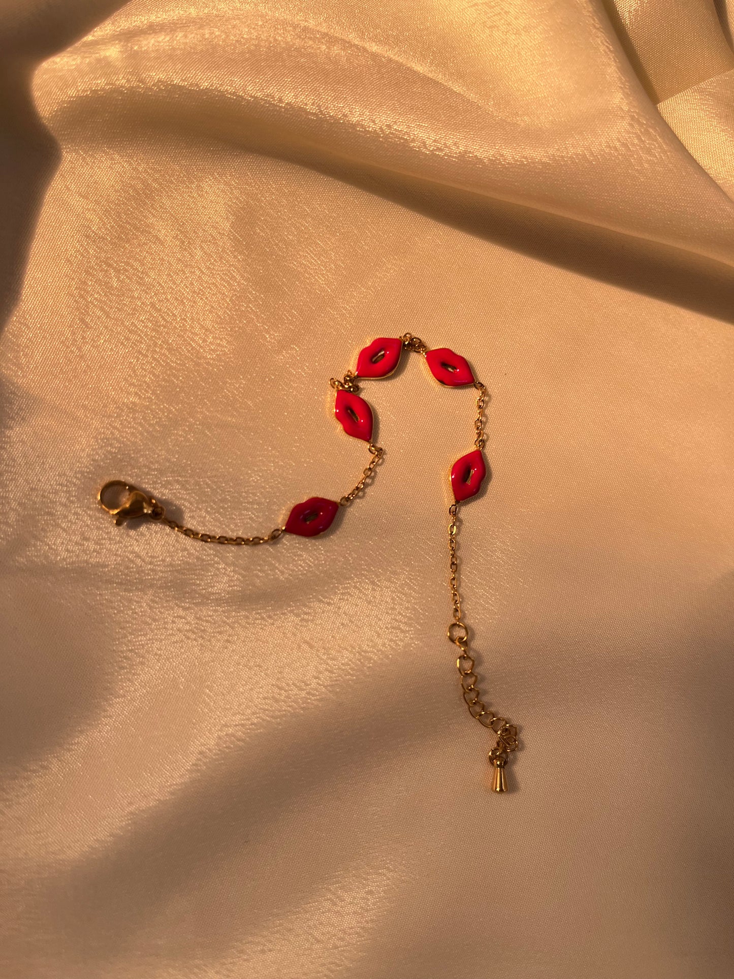 Lip bracelet