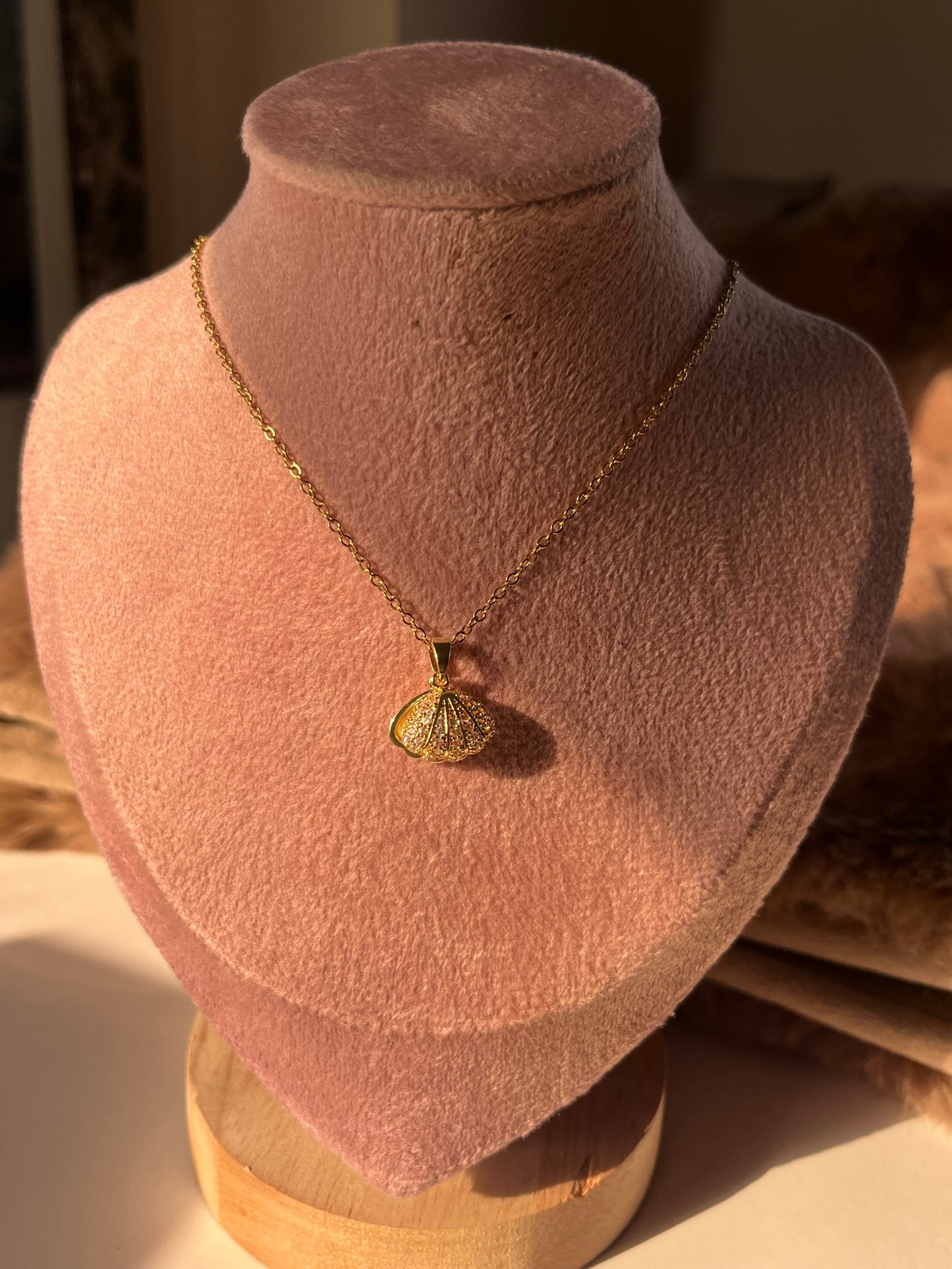 Shell with pearl necklace