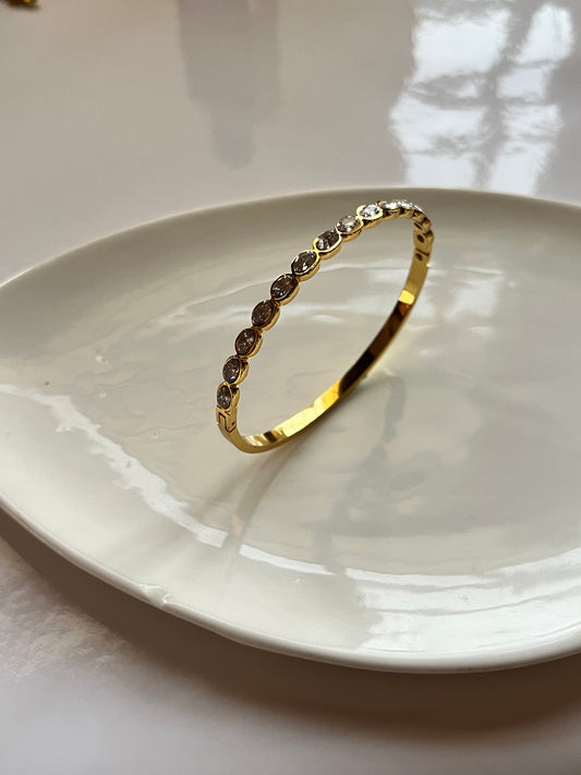 Elle Bangle