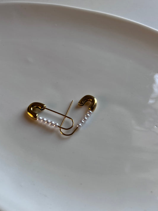 Safety pin earing