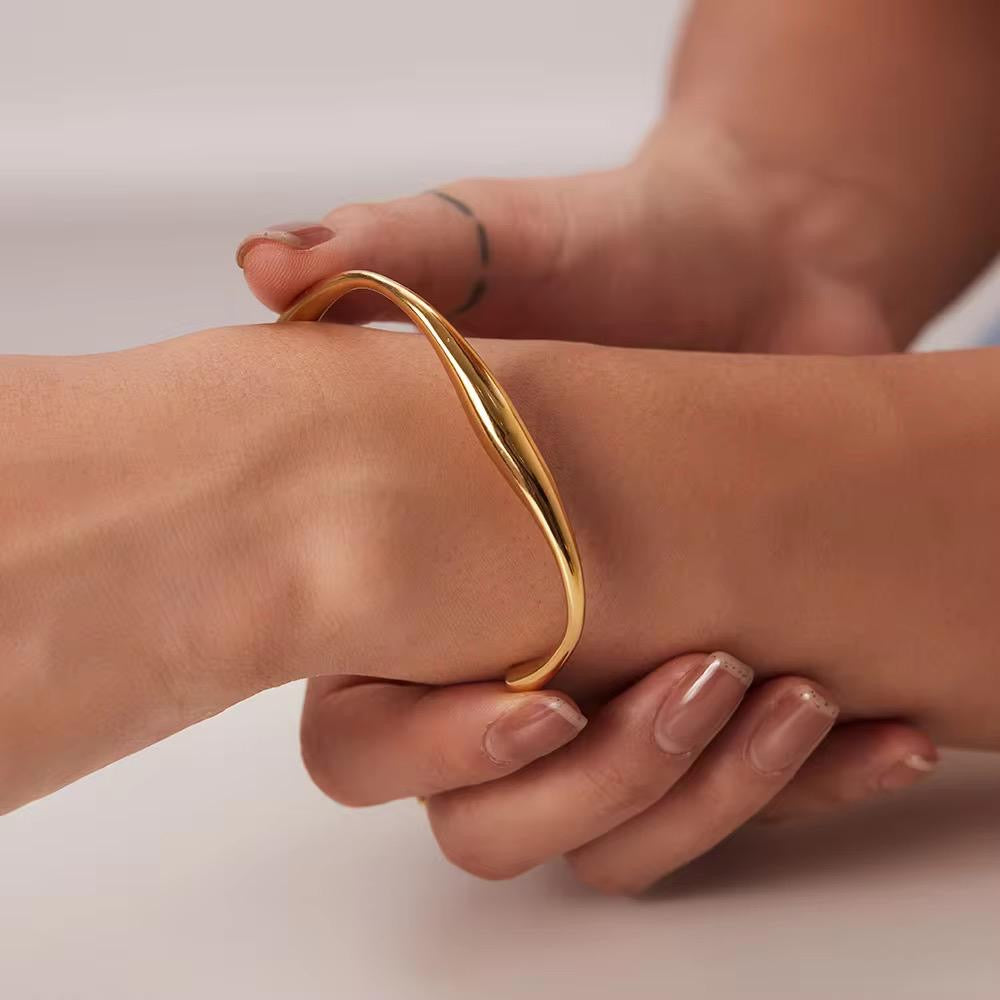 Curve Cuff